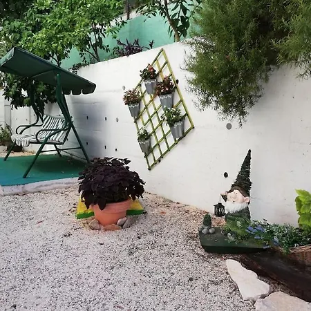 Daire Barney With Garden&terrace *
